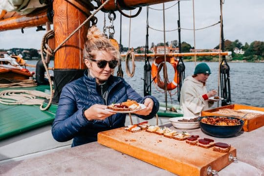 Aron guests eating smorbord