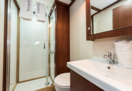 Chronos Rhea bathroom