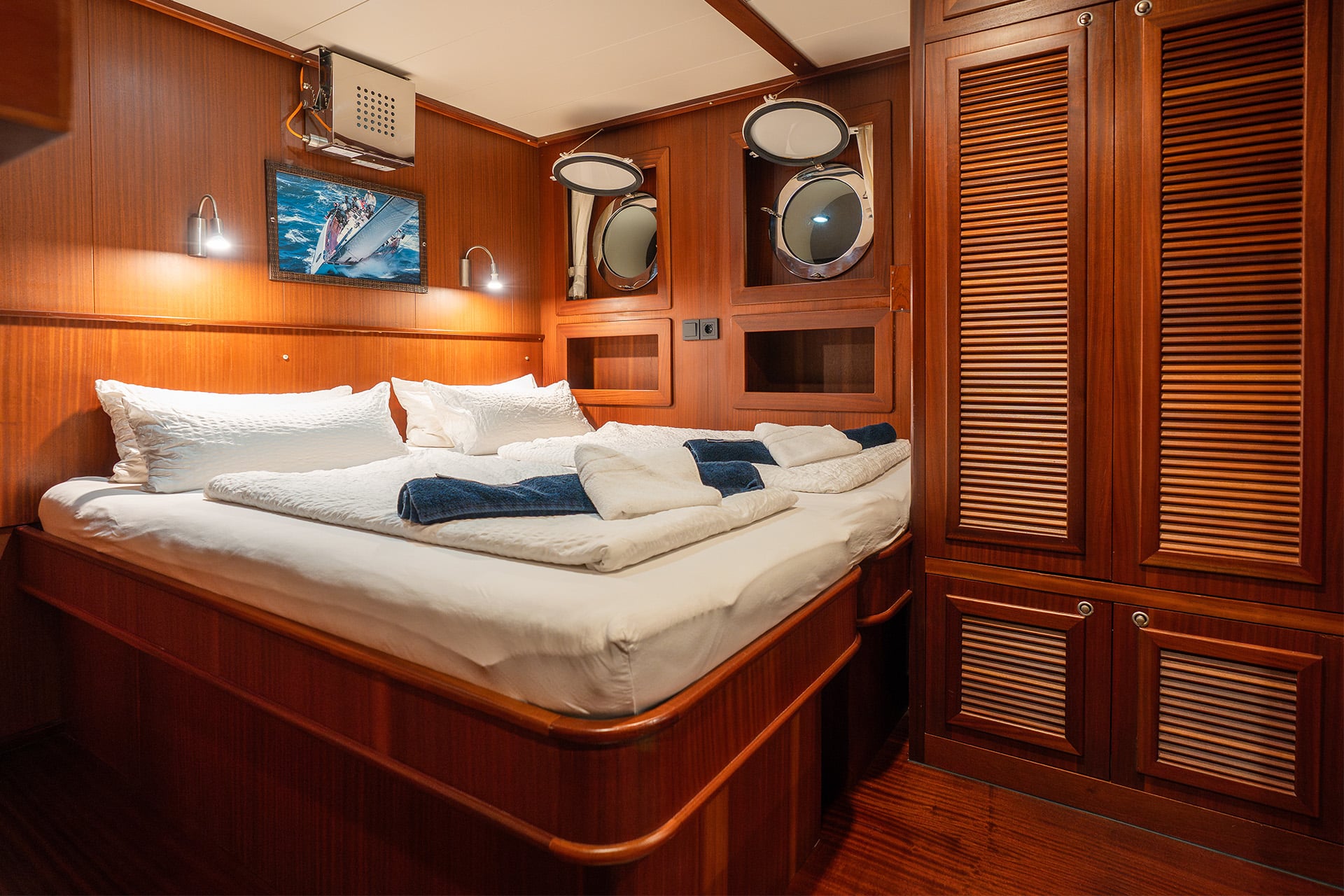 Chronos double cabin on board yacht Rhea SC
