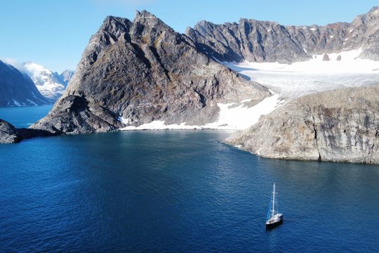 Expedition yacht Valiente anchored in Greenland