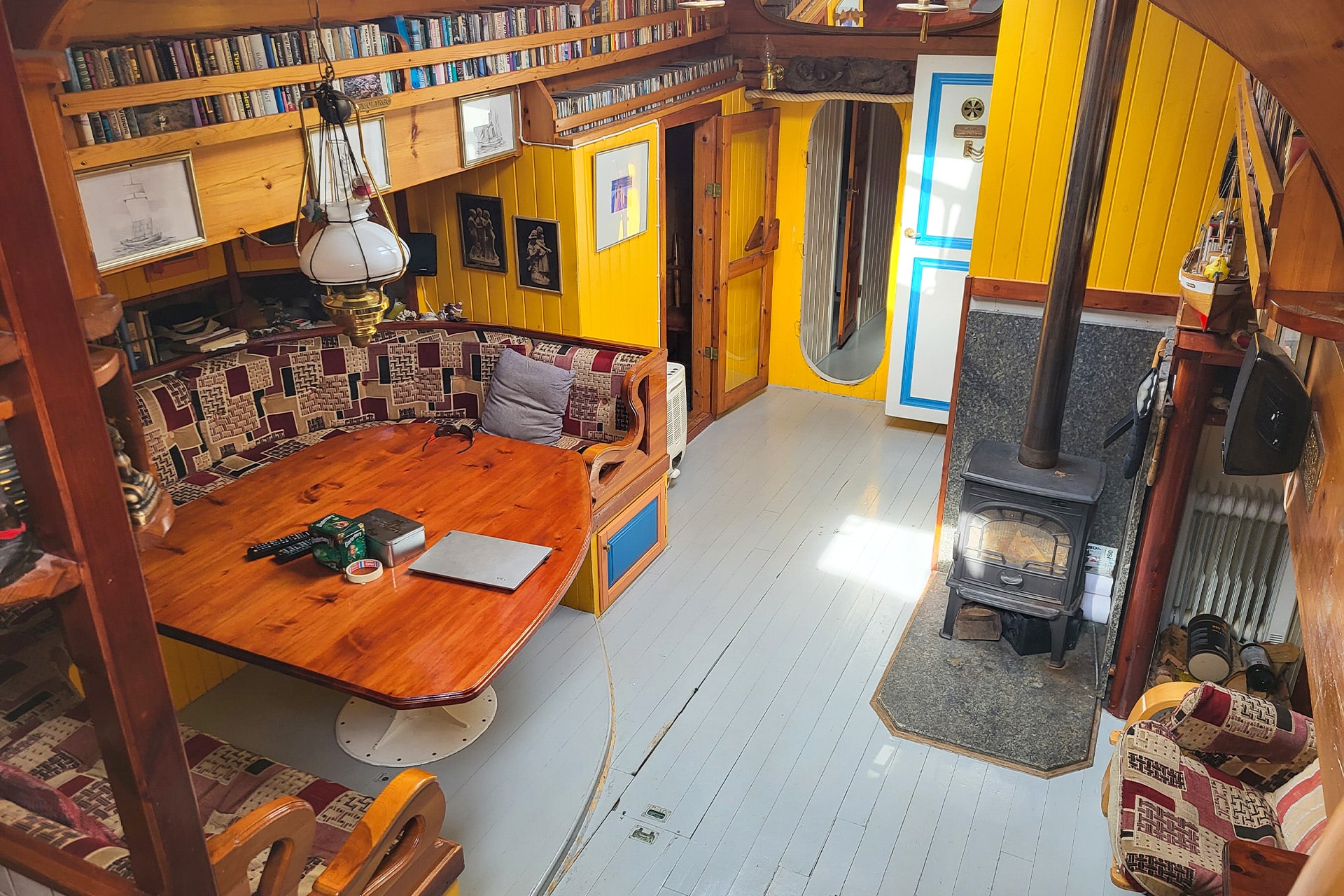 Goxsheim interior saloon on board