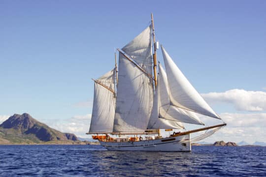 Goxsheim traditional boat sailing full sail
