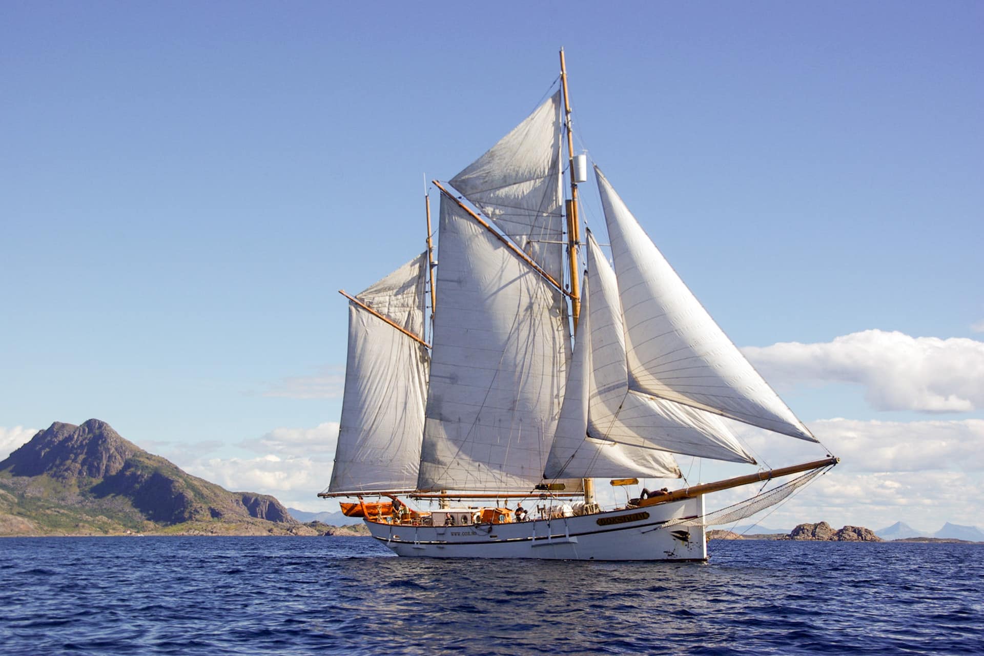Goxsheim traditional boat sailing full sail