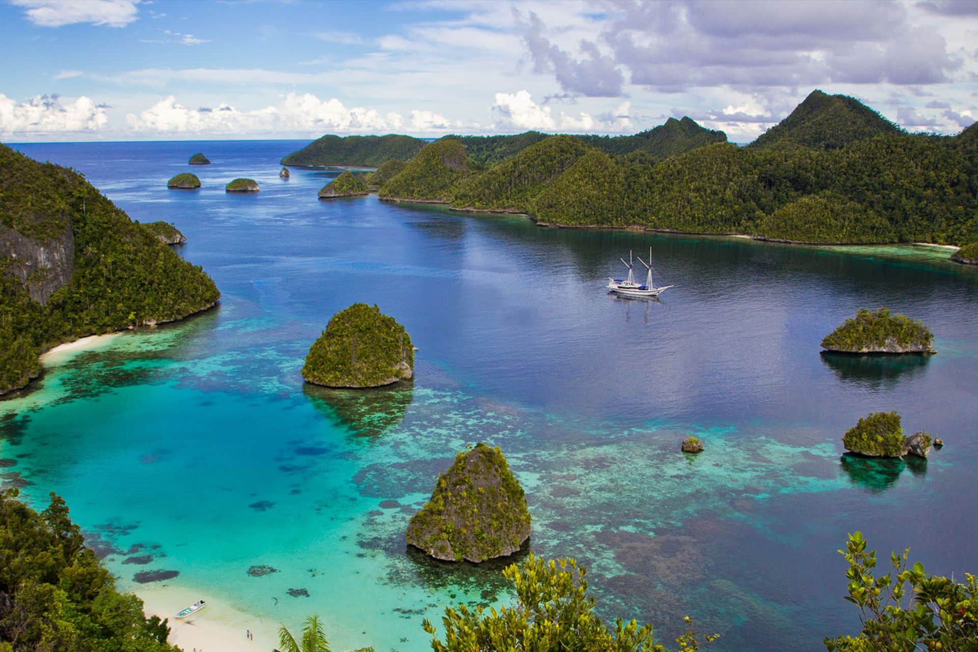 INDONESIA RAJA AMPAT ANCHORED CROPPED