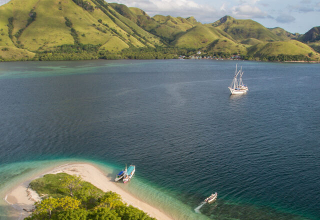 Sailing in Indonesian; Spice Islands to Dragon Islands