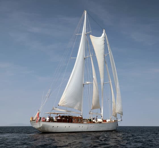 Kairos yacht underway sailing