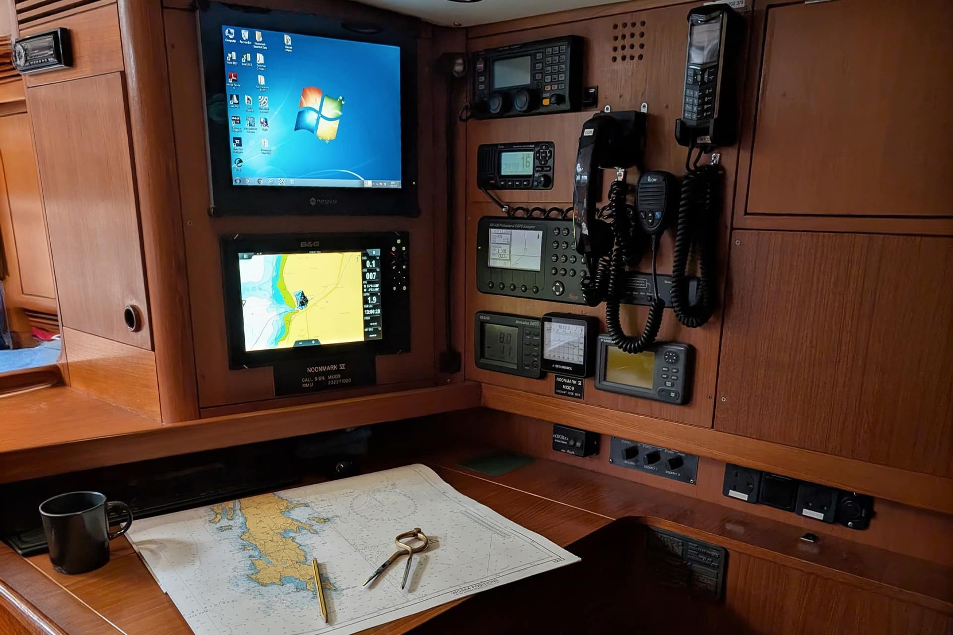 Noonmark VI interior onboard navigation