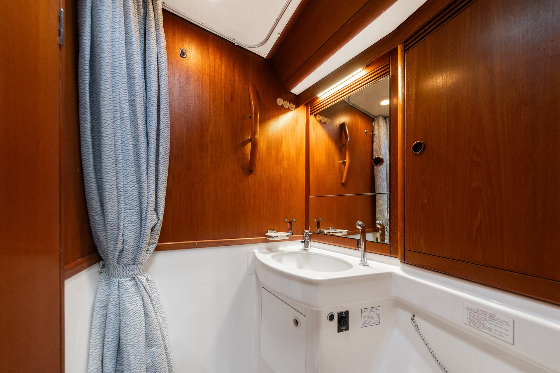 Noonmark VI onboard interior head