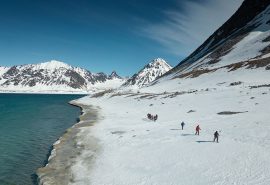 Noorderlicht-Hiking-people-Svalbard