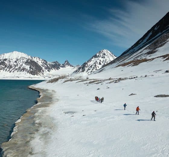 Noorderlicht-Hiking-people-Svalbard