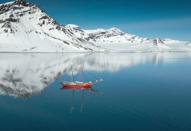 Noorderlicht-Svalbard-Arctic-reflection