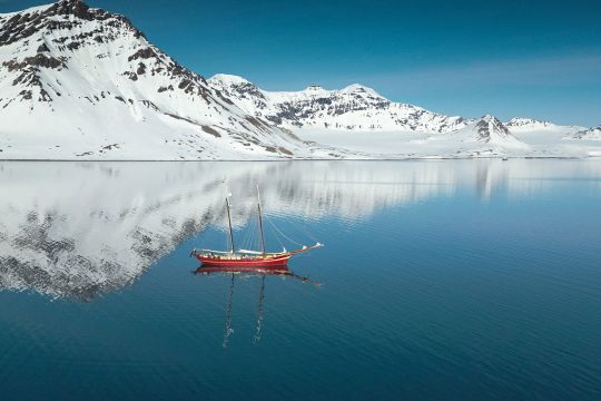 Noorderlicht-Svalbard-Arctic-reflection