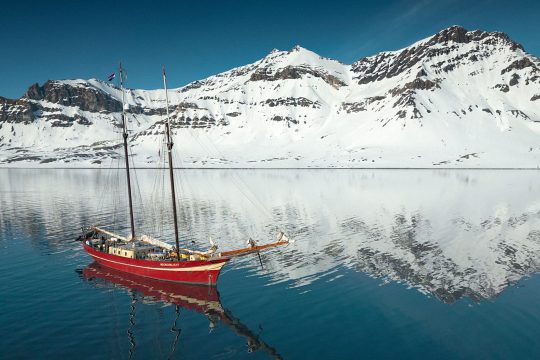 Noorderlicht-at-anchor-Svalbard