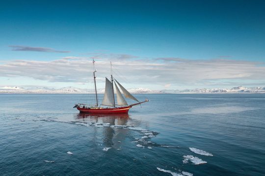 Noorderlicht-half-sail-svalbard