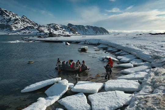 Noorderlicht-landing-with-guests-Svalbard