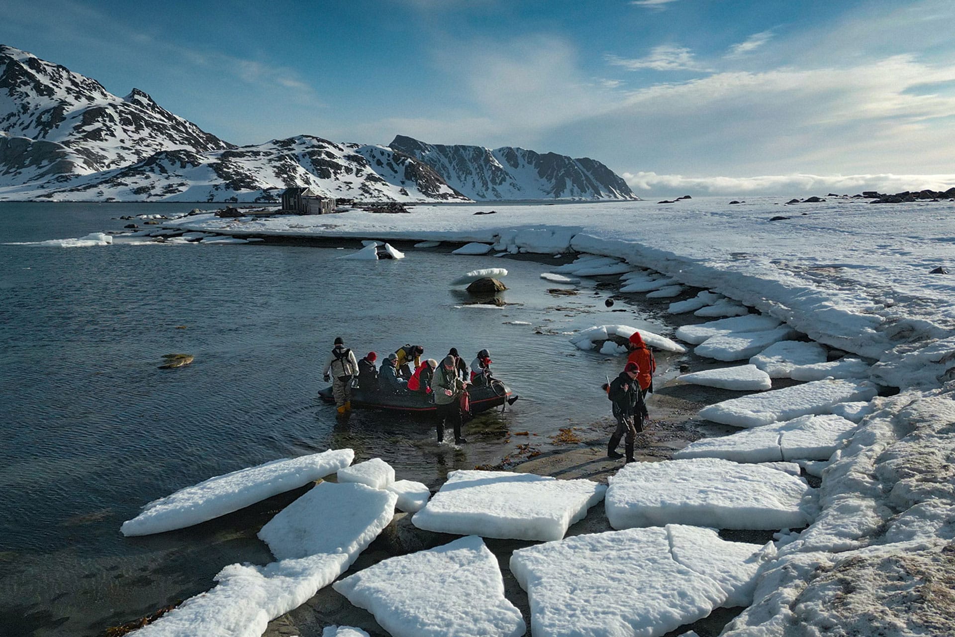 Noorderlicht-landing-with-guests-Svalbard