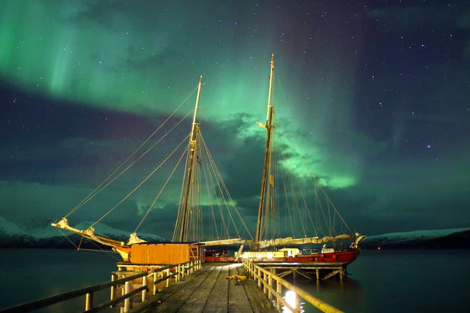 Noorderlicht-sailing-northern-lights