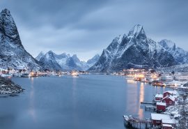 Noorderlicht-sailing-norway-tromso-mountains