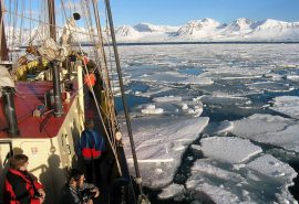 Noorderlicht-svalbard-sailing-adventure-snow