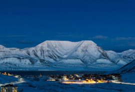 Noorderlicht-svalbard-sailing-night-mountains