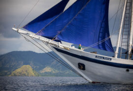 Ombak Putih bowsprit
