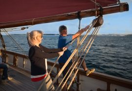 Pilgrim23 Guests pulling sails