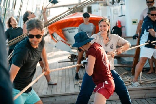 Santa Maria Manuela guests pulling ropes
