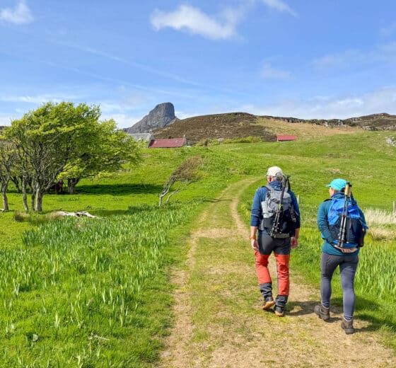 Steady guests hiking in the Hebrides, Isle of Eigg, walk and sail in Scotland