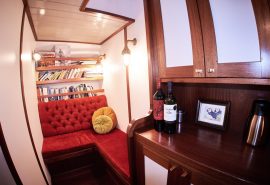 Tecla reading nook saloon