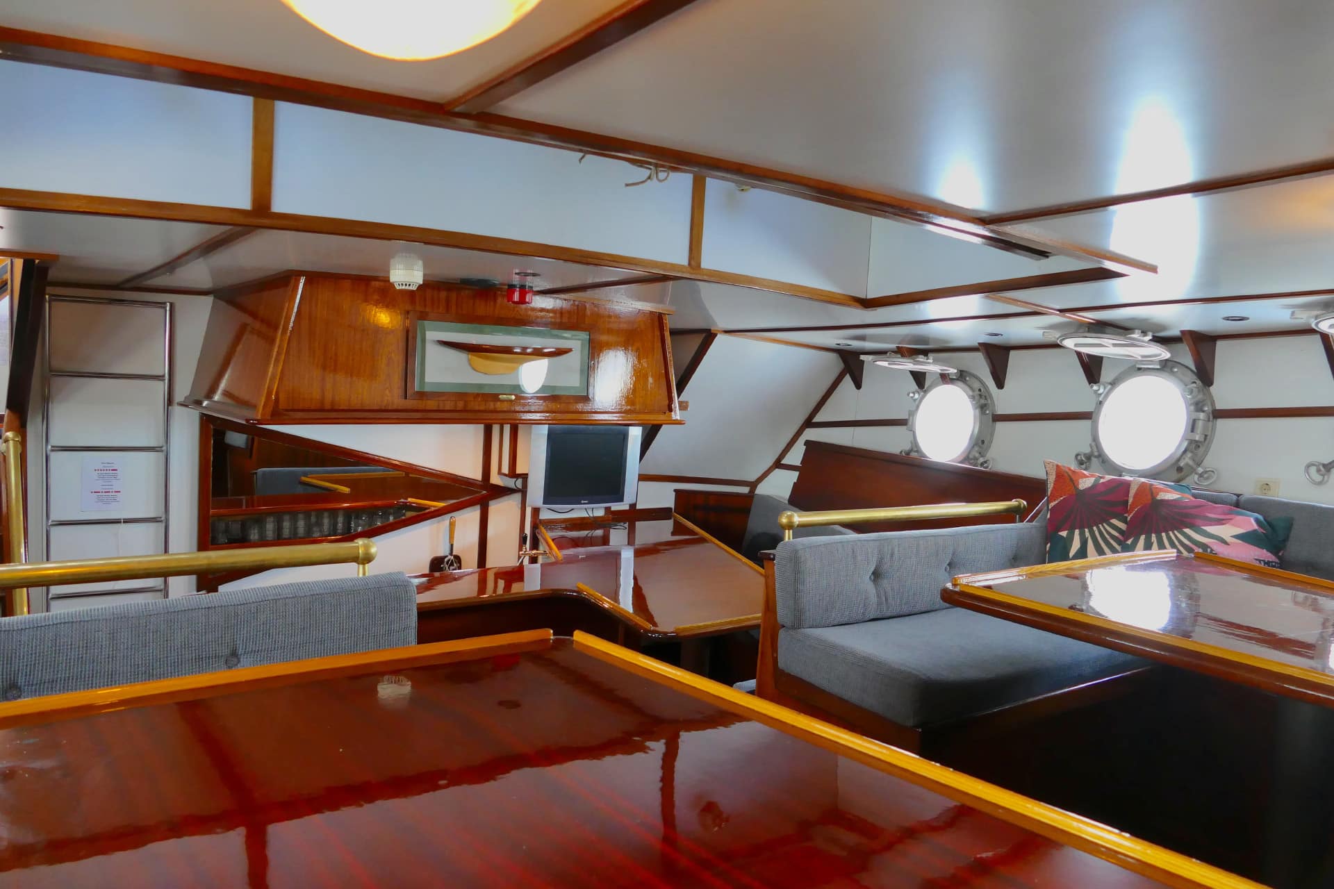 Twister view of interior saloon below deck