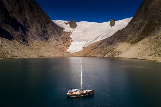 Valiente anchored in Arctic Svalbard bay