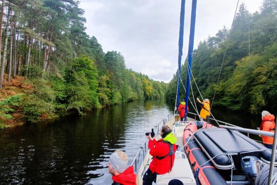 Valiente guests sailing along Caledonian Canal in Scotland