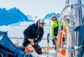 Valiente guests winching sails onboard