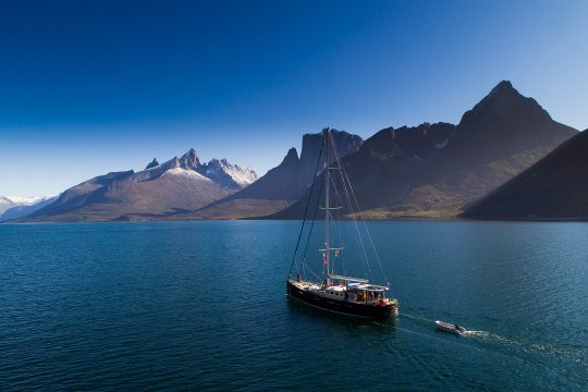 Valiente sailing in arctic Svalbard in summer