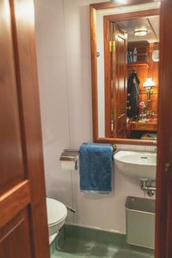 Venturesail-Blue-Clipper-Interiors-bathroom