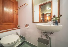 Venturesail-Blue-Clipper-cabin-bathroom