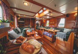 Venturesail-Blue-Clipper-saloon