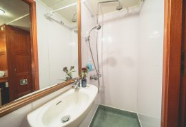 Venturesail-Blue-Clipper-shower-