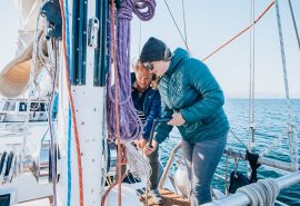 Zuza guests ropes on board