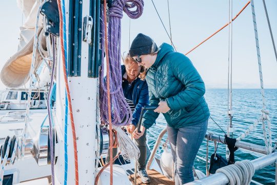 Zuza guests ropes on board
